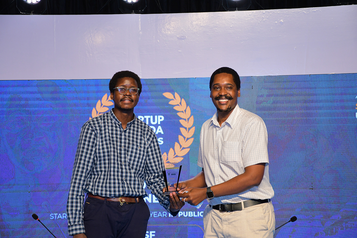 Robert Muwanga, NSSF Innovations Services Manager (R) receiving the Startup Champion – Public Sector award from Opolot Nicholas, Programme Officer, KAS Uganda on 26th November 2021