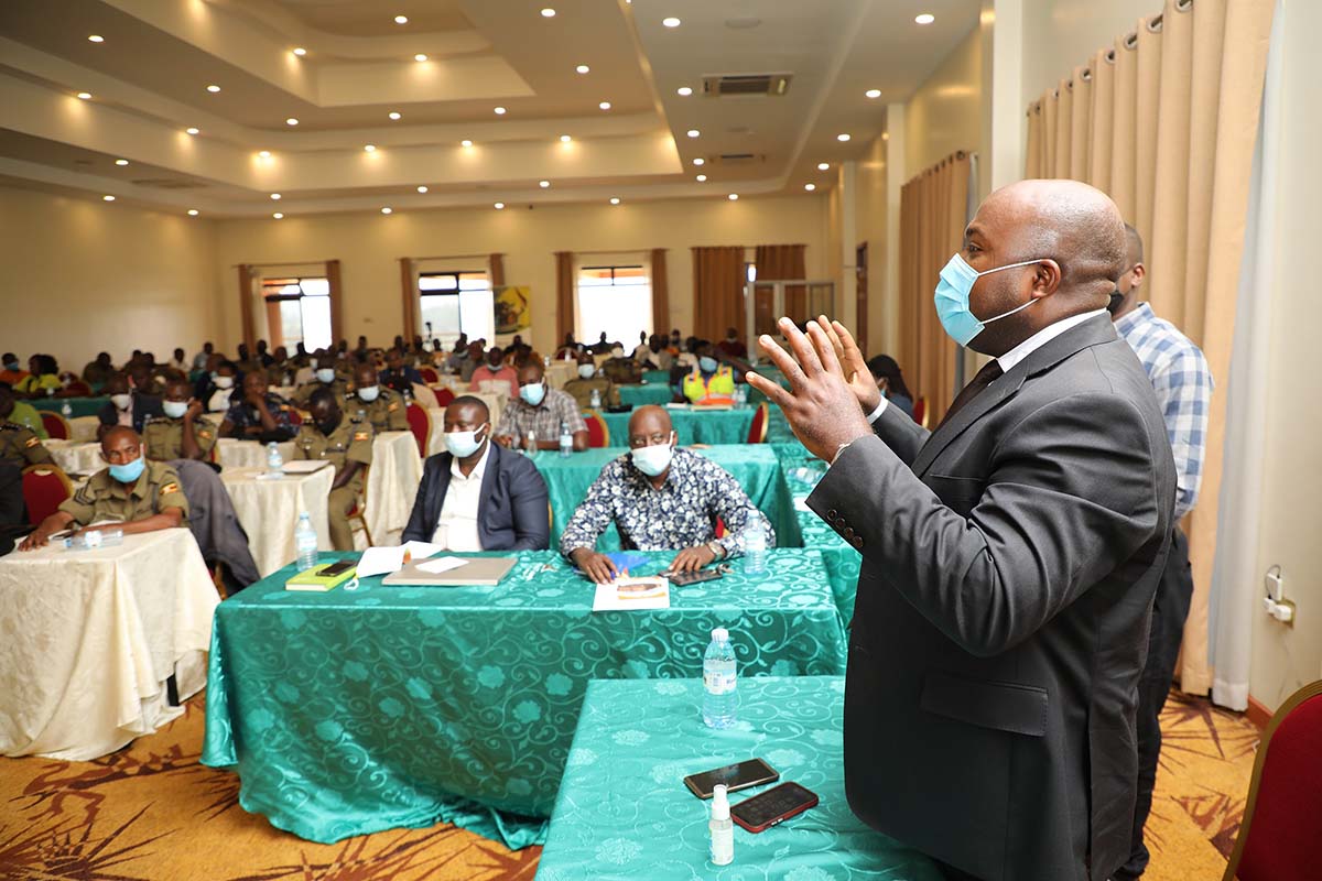 Umemes Managing Director Selestino Babungi briefing security experts in Mbarara on the emerging worrying trend in the sector bilde